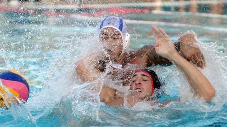 Wasserballer im Duell