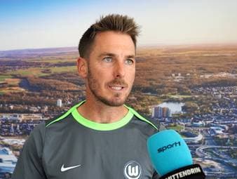 Nach dem Abstieg in die 2. Bundesliga startet Tobias Strobl als neuer Cheftrainer des VfL Wolfsburg. Die Wölfe gelten als Aufstiegsfavorit, doch davon will Strobl nichts wissen. Von der Qualität seines Kaders zeigt sich der neue VfL-Coach dennoch überzeugt.