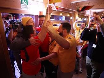 Mit Klängen von "Bella Napoli" und "We will rock you" werden die deutschen Skeleton-Profis im deutschen Haus bei Olympia empfangen. Man wolle es aber "erst morgen eskalieren lassen". 