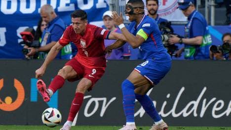 Kylian Mbappé bekam in einem Zweikampf Robert Lewandowskis Hand ins Gesicht
