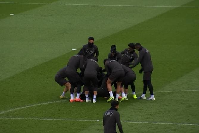 Volle Attacke bei PSG! Plötzlich stürmen alle auf einen