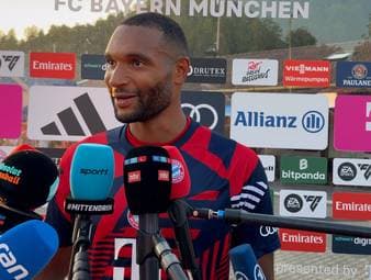 Tom Bischof könnte zum neuen Shootingstar des FC Bayern werden. Von Führungsspieler Jonathan Tah gibt es viele Vorschusslorbeeren. Auch zu Neuzugang Nathaniel Brown äußerte sich der Abwehrhüne.