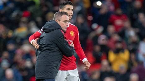 Ralf Rangnick (l.) und Cristiano Ronaldo nach dem Sieg für Manchester United gegen Crystal Palace