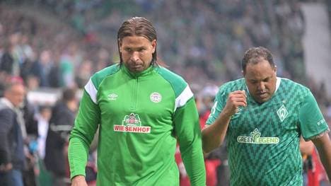 Tim Wiese (l.) hier mit Ailton in der Bremer Traditionsmannschaft, hat erneut Ärger mit Werder Bremen
