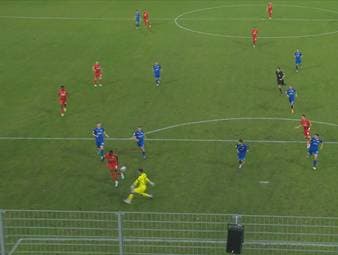 Im erstmals seit 16 Jahren wieder ausverkauften Stadion in Degerloch platzt der Traum vom ersten Achtelfinale eines Fünftligisten in der Pokalgeschichte schon früh. Frankfurter macht beide Tore in der ersten Hälfte.