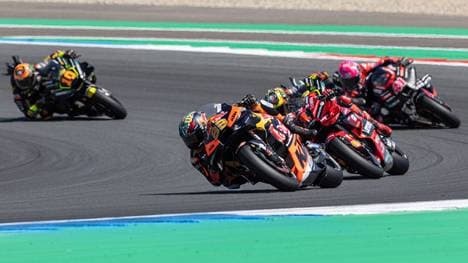 33 BINDER Brad (zaf), Red Bull KTM Factory Racing, KTM RC16, action with 01 BAGNAIA Francesco (ita), Ducati Lenovo Team, Ducati Desmosedici GP23 during the 2023 Moto GP Motul TT Assen Grand Prix Netherlands from June 23 to 25, 2028 on Circuit of Assen, Netherlands - MOTO - MOTO GP - NETHERLANDS GRAND PRIX 2023 DPPI Panoramic PUBLICATIONxNOTxINxFRAxBEL 0I3A3155 PUBLICATIONxNOTxINxFRAxBEL