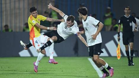 Ben Hawighorst (M.) im Duell mit Santiago Londono