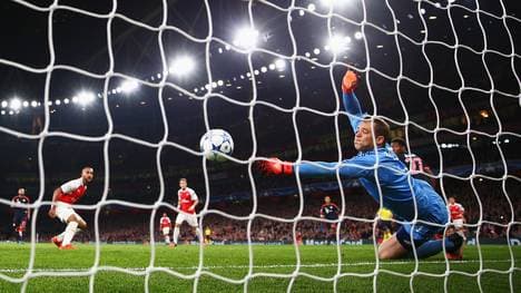 Manuel Neuer gegen Theo Walcott vom FC Arsenal