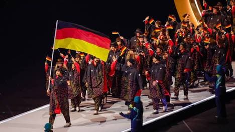Das deutsche Team angeführt von Fahnenträger Leon Draisaitl in Mailand