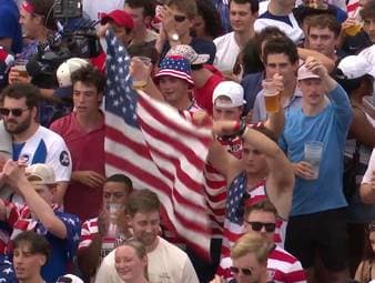 Die US-Fans feiern ihr Team ausgelassen, nachdem die USA ins Achtelfinale bei der WM eingezogen sind. Das Fußballfieber scheint über den Teich zu schippen. 