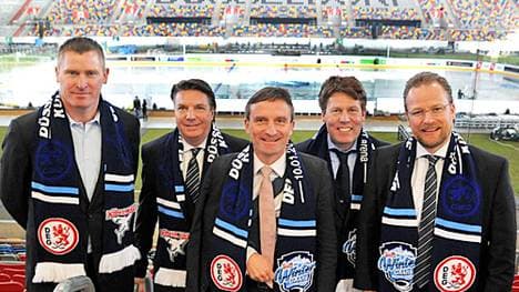 KEC-Coach Niklas Sundblad, DEG-Geschäfstführer Jochen A. Rotthaus, Düsseldorfs Oberbürgermeister Thomas Geisel, DEL-Geschäftsführer Gernot Tripcke und DEG-Cheftrainer Christof Kreutzer in der Esprit-Arena (v. l. nach r.)