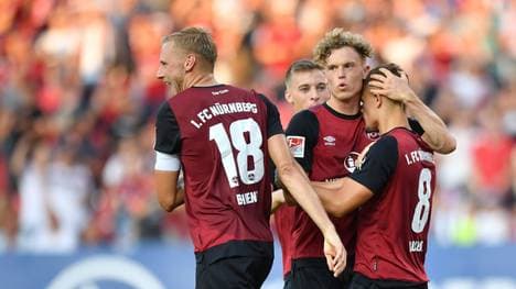 Hanno Behrens, Robin Hack Nikola Dovedan (v.l.) feiern den Sieg gegen Darmstadt
