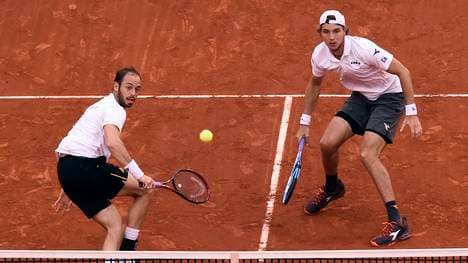 Jan-Lennard Struff (r.) und Tim Pütz bleiben im Davis Cup ohne Niederlage