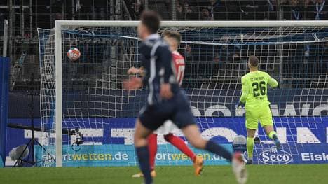 Milos Pantovic (VfL Bochum), nicht auf dem Bild, erzielt das 2:1 Siegtor, rechts Torwart Mark Flekken (SC Freiburg) 27.11.2021, Fussball GER, Saison 2021 2022, 1. Bundesliga, 13. Spieltag, VfL Bochum - SC Freiburg, Foto: Weis TEAM2sportphoto ***DFL regulations prohibit any use of photographs as image sequences and or quasi-video.*** Bochum Vonovia Ruhrstadion Nordrhein Westfalen Deutschland *** Milos Pantovic VfL Bochum , not on the picture, scores the 2 1 winning goal, right goalkeeper Mark Flekken SC Freiburg 27 11 2021, Football GER, Season 2021 2022, 1 Bundesliga, Matchday 13, VfL Bochum SC Freiburg, Foto Weis TEAM2sportphoto DFL regulations prohibit any use of photographs as image sequences and or quasi video Bochum Vonovia Ruhrstadion Nordrhein Westfalen Germany Team2