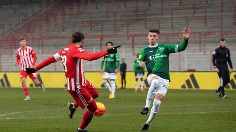 Fussball, Herren, Saison 2022 23, Testspiel, 1. FC Union Berlin - FC St. Gallen, v.l. Christopher Trimmel (1. FC Union Berlin) erzielt das Tor zum 2:0 gegen Christian Witzig (St. Gallen), 17.12. 2022, *** Football, men, season 2022 23, test match, 1 FC Union Berlin FC St Gallen, v l Christopher Trimmel 1 FC Union Berlin scores the goal to 2 0 against Christian Witzig St Gallen , 17 12 2022, Copyright: xSebastianxRäppold MatthiasxKochx