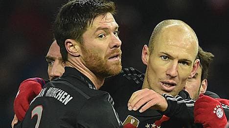 Glückwünsche: Bayerns Arjen Robben (r.) lässt sich für seinen Führungstreffer bei der Hertha von Xabi Alonso feiern. ZUM DURCHKLICKEN: Die Bilder des 13. Spieltags