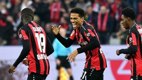 Amine Adli (Mitte) erzielte sein erstes Bundesliga-Tor für Bayer Leverkusen