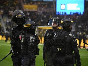 Platzsturm sorgt für Spielabbruch
