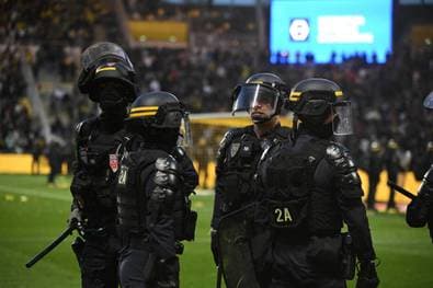 Platzsturm sorgt für Spielabbruch
