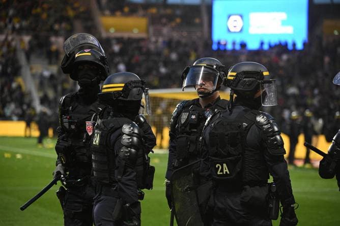Platzsturm sorgt für Spielabbruch