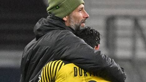 Erleichterung nach dem Sieg: Dortmunds Trainer Marco Rose (l) und Mahmoud Dahoud (r)