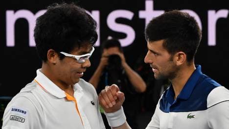 Hyeon Chung (l.) warf bei den Australian Open Novak Djokovic aus dem Turnier