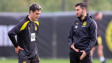 Giovanni Reyna (l.) im Gespräch mit Trainer Nuri Sahin (r.)