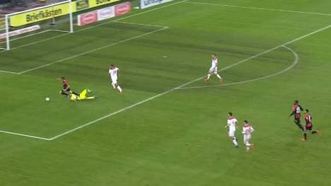 Fortuna-Keeper Florian Kastenmeier foult einen Hertha-Stürmer Piatek im Strafraum