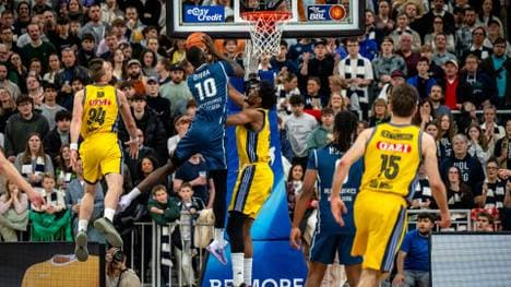 Spektakel in Heidelberg unterm Korb