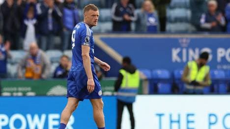 Jamie Vardy hilft Schiedsrichter