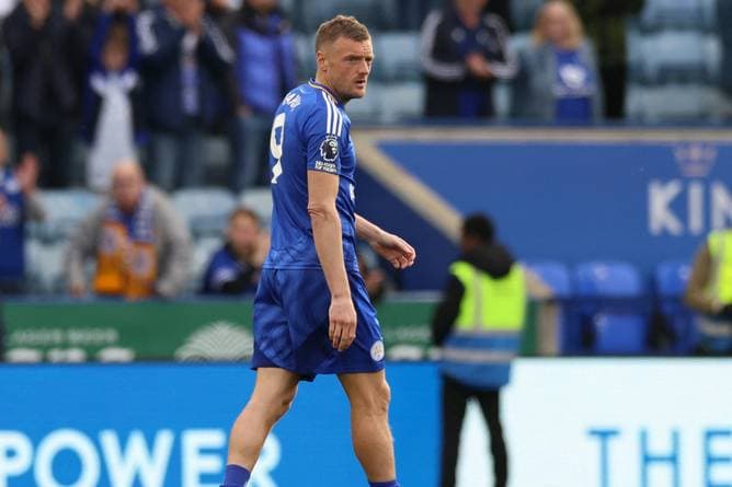 Griff zur Pfeife: Vardy hilft benommenem Schiedsrichter