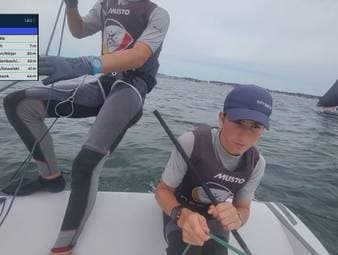 Das Brüder-Team Johann und Anton Sach begeistern beim Eurocup der 29er bei der Kieler Woche. Die Youngster segelten im zweiten Rennen auf Platz 2.