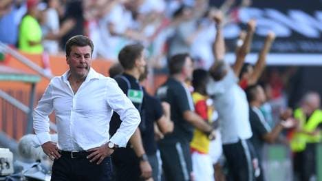 Dieter Hecking (l.) ist angesichts des späten Augsburger Ausgleichs angesäuert 
