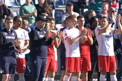 Ehrenrunde nach Abstieg: Sogar der Gegner steht Spalier