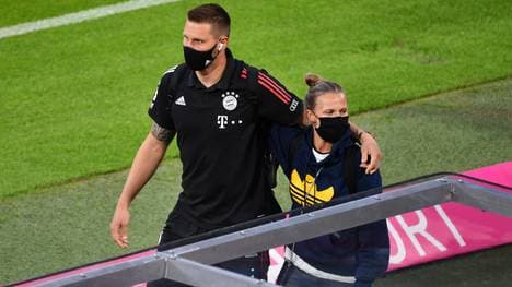 Kathleen Krüger (r., hier mit Niklas Süle) sorgte am Freitag mit ihrer Rückkehr auf die Bayern-Bank für Aufsehen