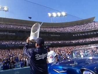 Die Los Angeles Dodgers feiern ihren zweiten Titel in Folge. Auf ihrem Triumphzug durch LA feiern über 200.000 Fans mit.