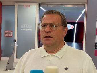 Jamal Musiala trifft für den FC Bayern, kippt aber wenige Augenblicke später auf dem Platz um. Jetzt äußert sich auch Sportvorstand Max Eberl zu dem Vorfall und gibt Entwarnung. 