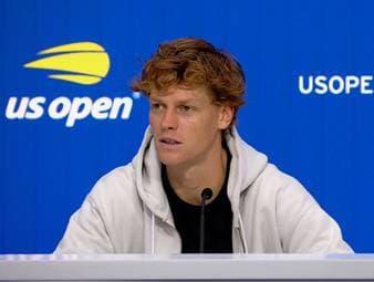 Nach dem kuriosen Vorfall, bei dem ein Fan die Tasche von Jannik Sinner aufmachen wollte, äußert sich der Italiener zu dem Diebstahl-Versuch. 