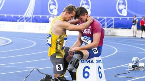 Johannes Floors (l.) versucht Hunter Woodhall (r.) zu trösten