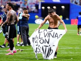 Argentinier feiern mit brisantem Banner