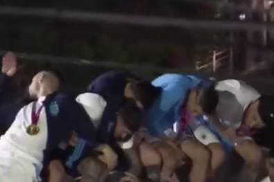 Gefährliche Szene bei Titel-Party! Messi fast von Busdach gerissen