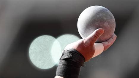 Eine Kugel erschlägt einen Kampfrichter in Prag