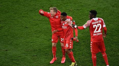 Jonathan Burkardt (l.) und Leandro Barreiro (M.) trumpfen bei Mainz 05 auf