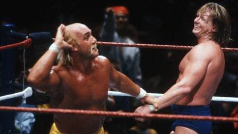 Roddy Piper (r.) und Hulk Hogan waren viele Jahre lang Ring-Rivalen