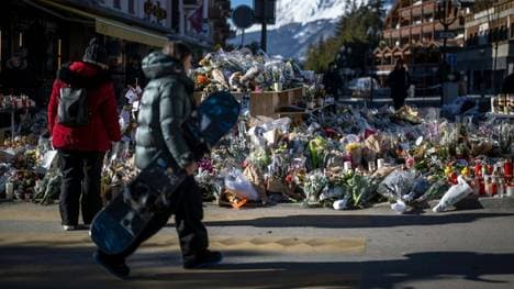 Kerzen und Blumen für die Opfer in Crans-Montana