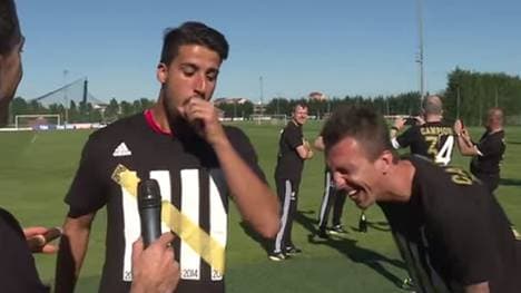 Sami Khedira bringt Mario Mandzukic (r.) zum Lachen