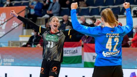 Das deutsche Team um Luisa Schulze (l.) und Torhüterin Katharina Filter  feiert einen souveränen Auftaktsieg