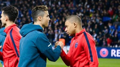 Cristiano Ronaldo würde gerne an der Seite von Kylian Mbappé (r.) spielen
