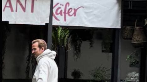 Harry Kane trifft am Edelrestaurant "Käfer" ein