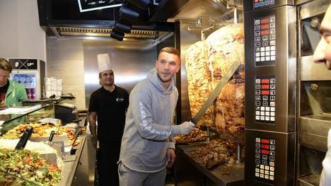 Die Gladbach-Fans antworten auf Lukas Podolskis Provokationen